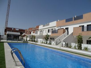 Casa a Pilar de la Horadada Ciudad. Bungalows modernos de nueva construcción en venta en pilar de la