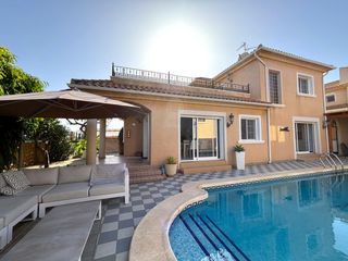Chalet en Torre de la Horadada. Dos villas independientes en una misma parcela cerca del mar  un