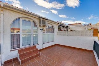 Chalet en Plaza del condor 8. Chalet de tres dormitorios con terraza delantera y patio trasero