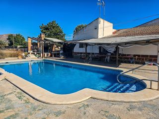 Casa adosada en Rafal. Se vende finca con casa adosada y piscina en la zona de rafal.