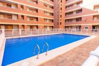 Apartamento en Playa de los Náufragos. Apartamento con garaje cerrado y piscina junto a playa naufragos