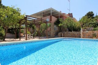 Chalet in Los Balcones-Los Altos. Chalet independiente con piscina y dos viviendas en zona tranqui
