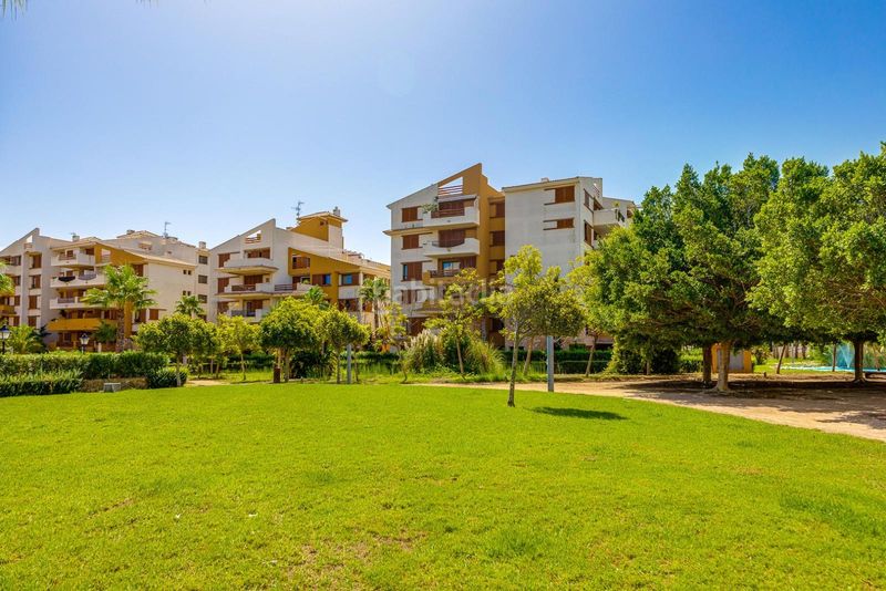 Foto e3a7ffd3-c76a-4435-9e35-6ceab85fc49e. Apartament amb calefacció aparcament piscina a Punta Prima Torrevieja