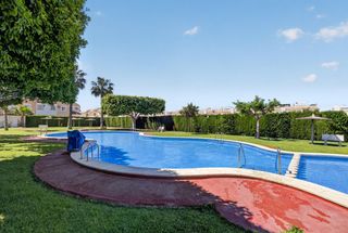 Casa  Calle cesar rodriguez mateo. Planta baja de 2 dormitorios con terraza, patio y piscina comuni