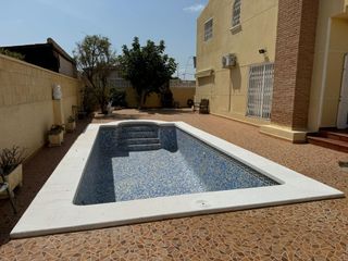 Xalet a La Zenia. Villa con gran parcela  a tan solo 200 m  de  playa flamenca!!!