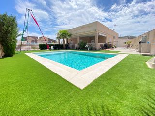 Xalet a Avenida garcia lorca 27. Chalet independiente de 800m2, a solo 1km de la playa!