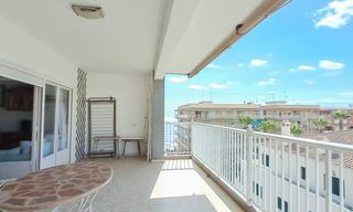 Àtic  Calle callosa del segura. Luminoso apartamento con terraza y vistas al mar y la montaña, a