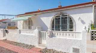 Casa a Zona Carrefour - Urbanizaciones. Bungalow adosado de 2 dormitorios en la siesta torrevieja