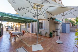 Casa a Avenida de inglaterra 79. Planta baja de tres dormitorios con gran patio a 150 metros de l