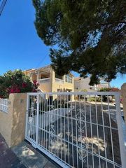 Chalet in Los Balcones-Los Altos. Chalet independiente con parcela y sótano en los balcones, torre