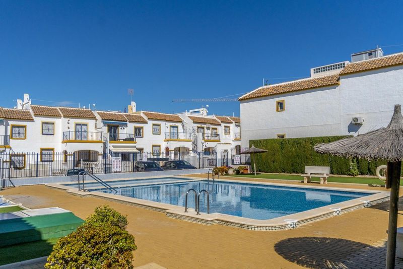 Foto 393060ee-e672-4798-b890-c0b25fe6ba53. Casa amb piscina a La Florida Orihuela