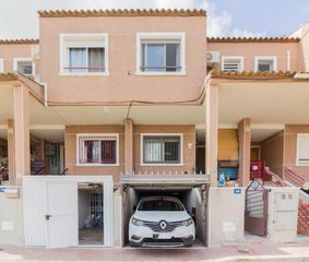 Casa adossada  Calle de acequia alquibla. Amplio adosado con garaje en hurchillo orihuela.
