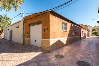 Casa in Jacarilla. Casa de 271 m2 con solárium y gran garajealmacén en el centro de