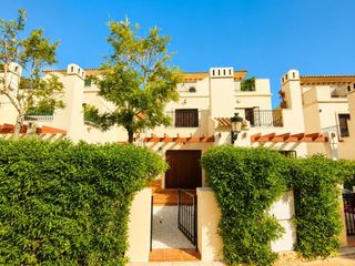 Casa a schiera in Algorfa. Bungalow adosado con jardín, solárium y piscina comunitaria en l