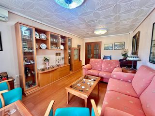 Apartment in Jose martinez ruiz-azorin 11. Amplia vivienda de 3 dormitorios en pleno centro de torrevieja,