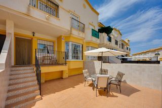 Casa a Los Balcones-Los Altos. Bungalow con 2 jardines, garaje y piscina comunitaria en torrevi