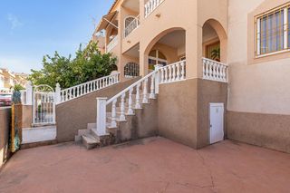 Casa  Calle calle del pino. Bungalow planta baja con piscina y jardines en los balcones