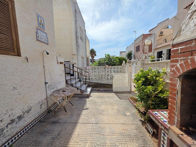 Foto 64a0bff9-c537-46d7-a1d2-c9a50a91d7de. Casa pareada dúplex en calas blancas, , a 750 metros del mar en Torrevieja