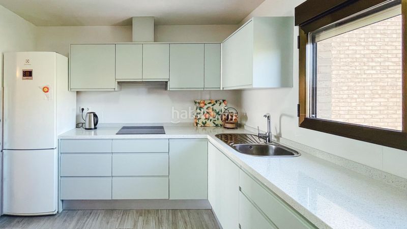 Foto 3497d70e-4e87-4b00-bdaf-04269fb8e68f. Pis amb aparcament piscina a Playa Poniente Benidorm