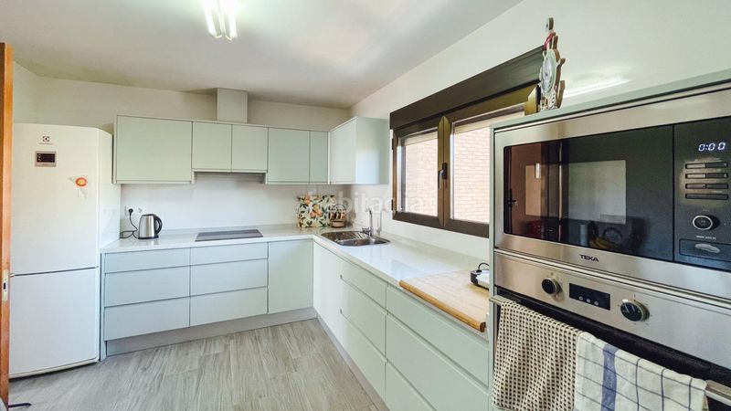 Foto 519105f6-49da-495b-b86e-7778bcc1850e. Pis amb aparcament piscina a Playa Poniente Benidorm