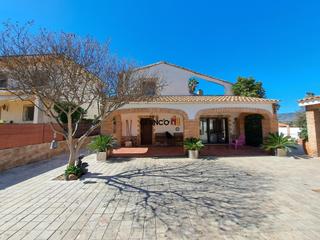 Xalet a Canals. Encantador chalet con piscina en canals