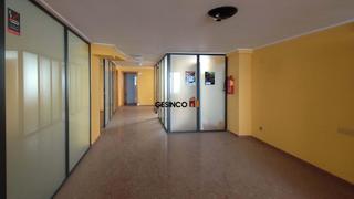 Lloguer Planta baixa a Sant Josep-Zona Hospital. Local comercial en planta entresuelo en venta y alquiler