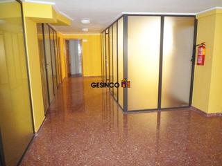 Lloguer Planta baixa a Sant Josep-Zona Hospital. Local comercial en planta entresuelo en venta y alquiler