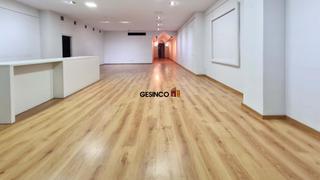 Lloguer Local Comercial a Avenida daniel gil 15. Local en alquiler en la principal avenida de la población