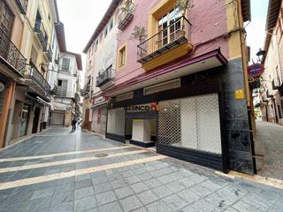 Lloguer Local Comercial a Xàtiva. Local comercial chaflán en calle peatonal
