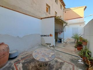 Maison à Cerdà. Casa de pueblo con patio y buhardilla en cerdá