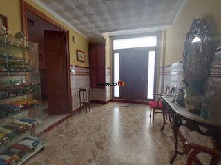 Haus en X�tiva. Casa bien situada con patio y terraza