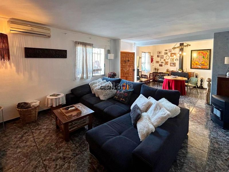 Foto fef9f777-968f-4a90-bc31-674e6b0c178b. Casa amb aparcament a Senyera