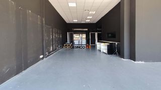 Rent Business premise in Avenida de manuel sanchís guarner 4. Gran local comercial en alquiler