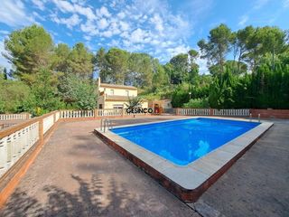 Xalet a Xàtiva. Chalet sobre parcela urbana con piscina