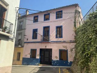 House  Calle fuente-beniali 15. Casa de pueblo con patio interior y 234 m2 para crear tu propio