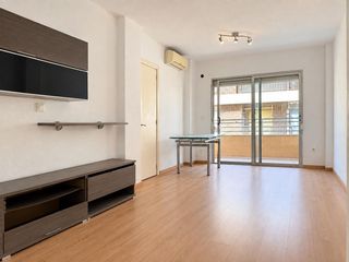 Pis a Calle joan ramon jimenez 45. Piso amplio de 3 habitaciones con balcón y muchas posibilidades