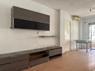 Pis a Corea. Piso amplio de 3 habitaciones con balcón y muchas posibilidades