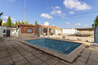 Xalet a Calle sierra sanxo el rebolledo  21. Chalet para reformar con parcela rodeada de casa con 887m2