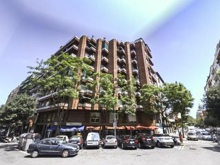 Aparcament cotxe a D'alí bei 32. Plaza de aparcamiento para coche grande