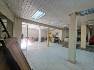 Locale commerciale in Roses-Castellbell. Les ofrecemos este amplio local situado en la calle terrisser de