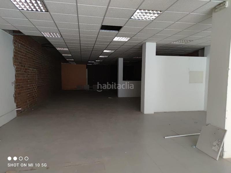 Foto 90f1a37e-4afc-41e0-b250-305c34490656. Alquiler local comercial local diáfano de 250m2 construidos, con escaparate. en Girona
