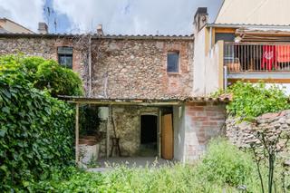 Casa adossada a Centre. Una casa de poble totalment diàfana per fertela al teu gust.