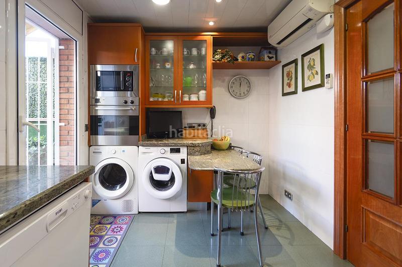 Foto 5d40ec1d-1b34-48d6-8510-3fd18c4f4791. Chalet mit heizung parking in Sant Andreu de Palomar Barcelona