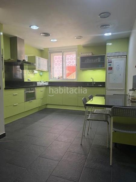 Foto 1090757f-b45b-4145-b124-0d540bc8b91c. Casa adossada amb calefacció aparcament piscina a Barcelona