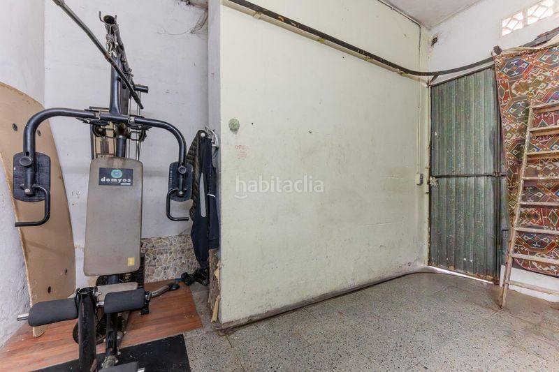 Foto beabab7a-9a8d-42c0-8591-5a63080cbcfe. Aparcament cotxe a Barri Vell Salt