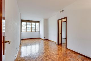 Flat  De la marina. Piso alto con luz natural en sagrada familia  calle marina con i