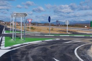 Nau industrial a Cornellà del Terri. Gran nave industrial de 2.200 m con 800 m de terreno