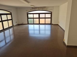 Lloguer Oficina  N/a. Oficina en alquiler en plaza fadrell, 1 dormitorio.