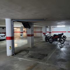 Aparcament cotxe  Ducat d`atenes. Garaje en venta en piscina.