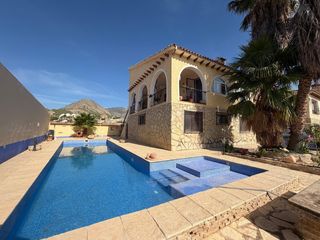 Casa pareada en Callosa d´en Sarrià. Maginifico chalet con piscina y posibilidades